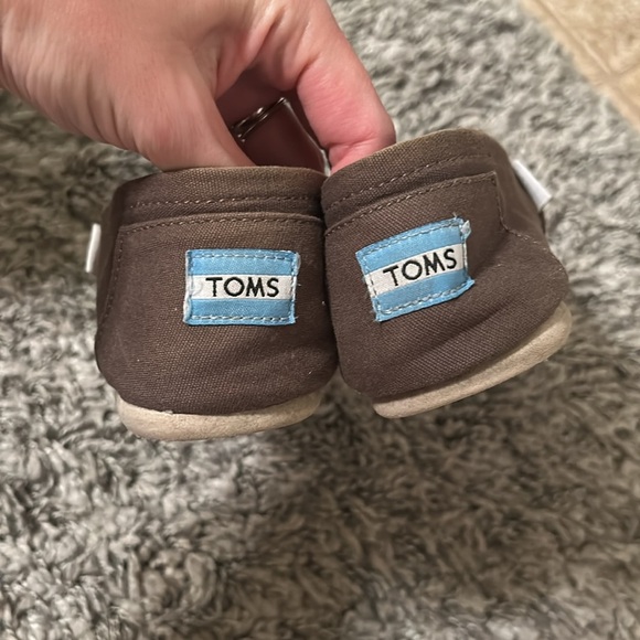 Women’s Toms olive color size 9 - Picture 7 of 8